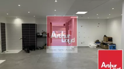 Local commercial de 311 m² - Offre immobilière - Arthur Loyd